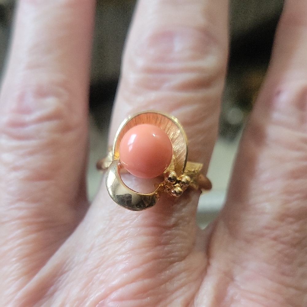 Elegant Vintage Avon Gold and Coral Ring 7.5